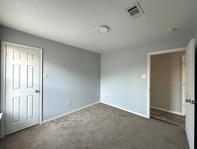 Building Photo - 2712 Ashley Dr