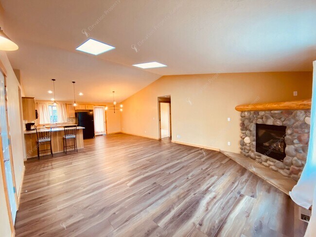 Building Photo - 3 BR - 2 BA Rustic Elegance in Bend's Old ...