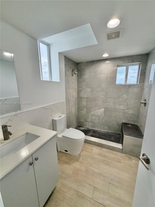 Foto del edificio - 1966 Biarritz Dr