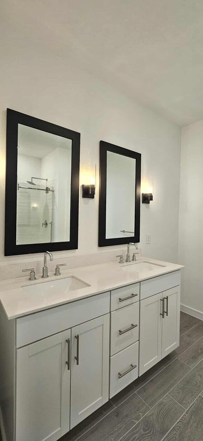 Foto del edificio - 8422 Bay Oaks Dr