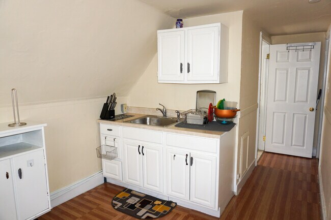 Kitchen - 107 Ridgeway Ave
