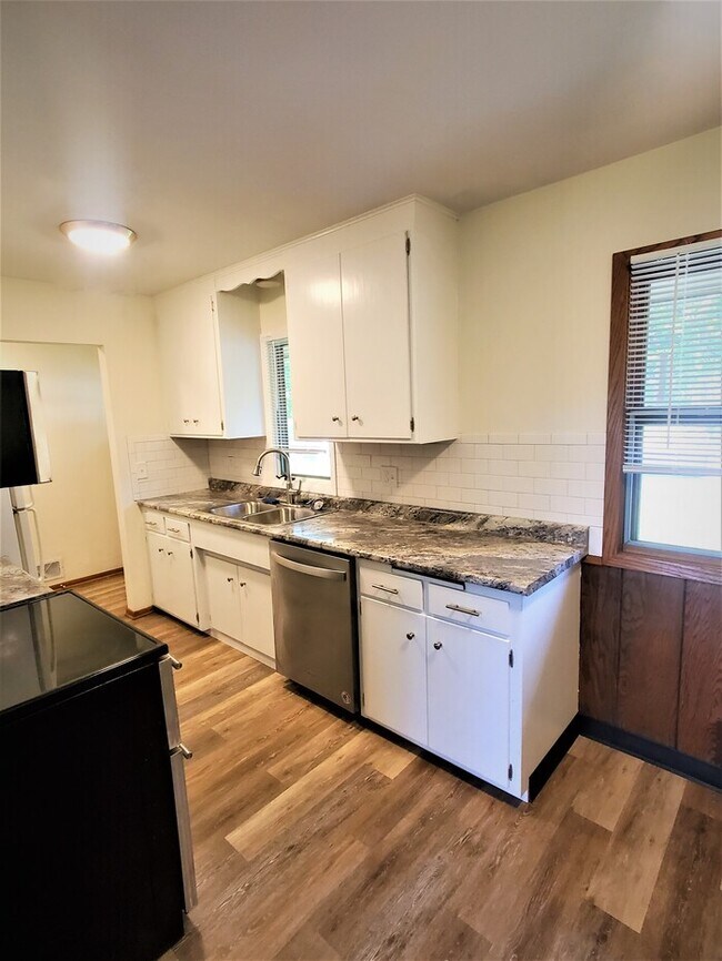 Building Photo - 757 Terrace Dr