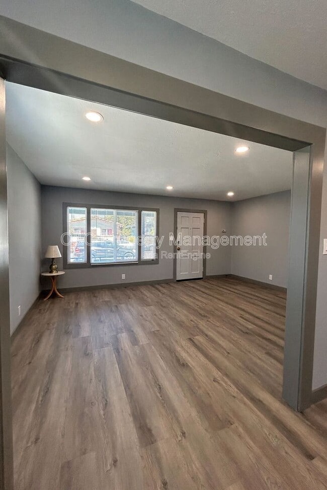 Building Photo - 2370 Lowell Ave