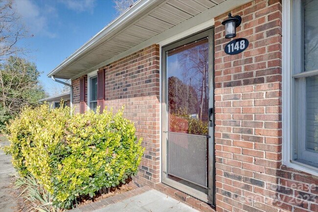 Building Photo - 1148 McKinnon Dr
