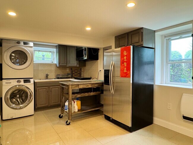 Building Photo - 89 Clinton St