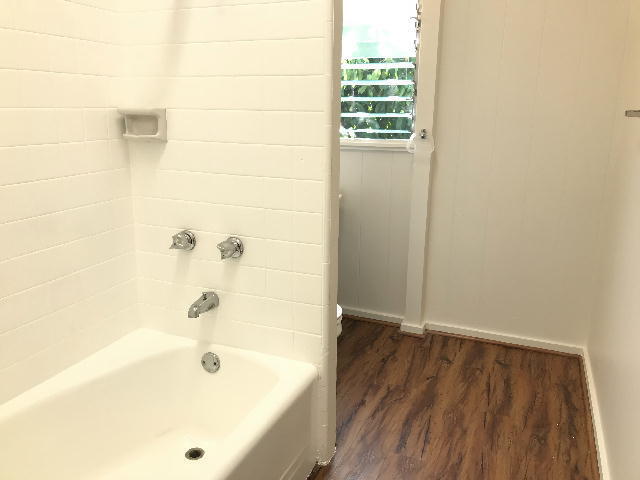 Building Photo - MOANALUA VALLEY 2/1 cfan, W/D, lanai, triplex