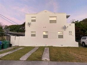 Building Photo - 2833 SW 38th Ave
