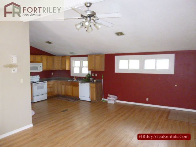 Building Photo - Cute Two Bedroom Home