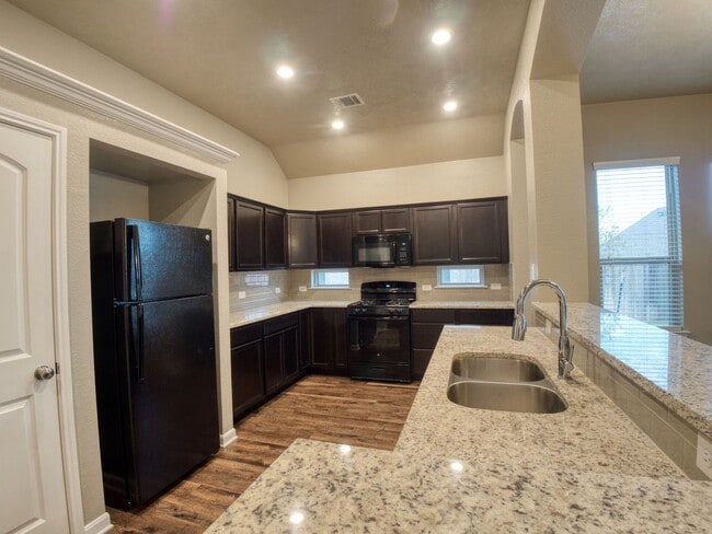 Foto del edificio - Spacious Single-Family Home Available Now!