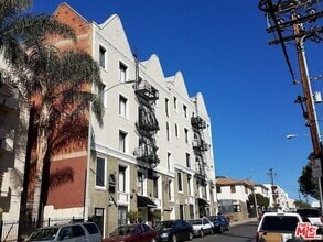 Building Photo - 425 S Grand View St