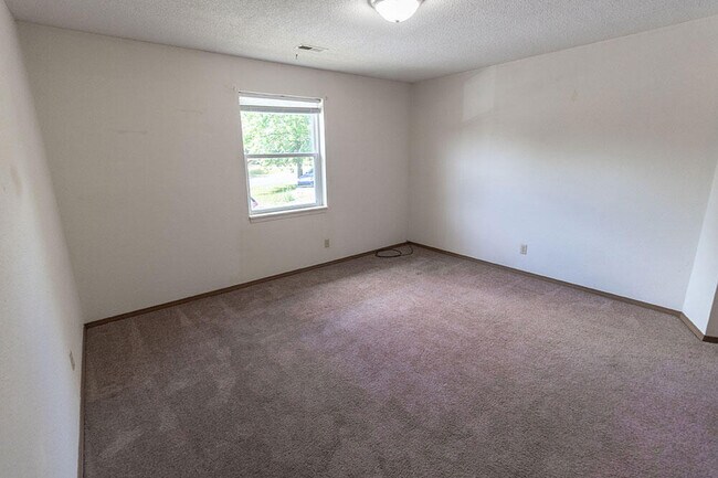 Building Photo - 440 NE Park Ln