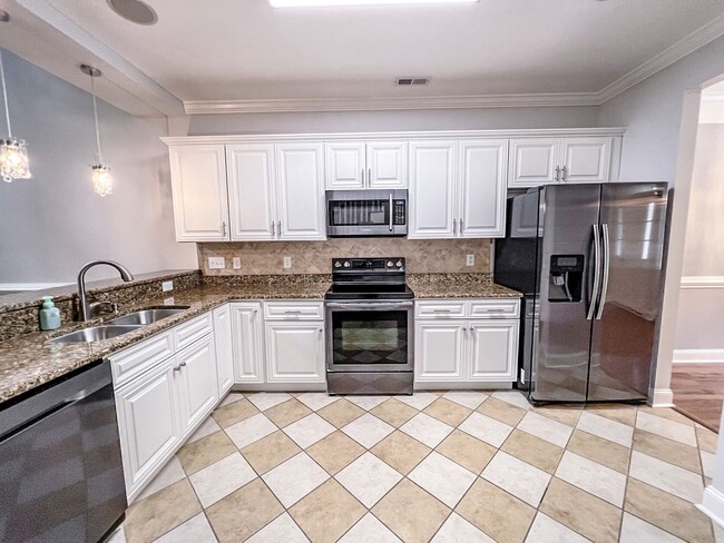 Building Photo - Gorgeous 3 Bed 2.5 Bath Home in Fayetteville
