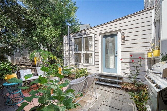 Building Photo - 237 Coming St