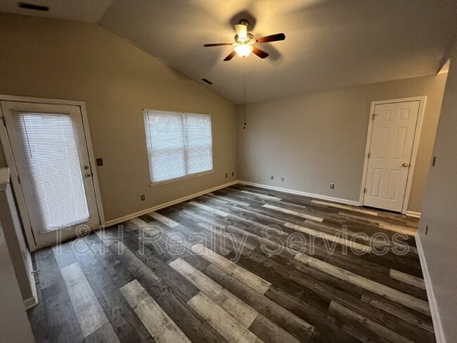 Building Photo - 8450 Country Club Blvd