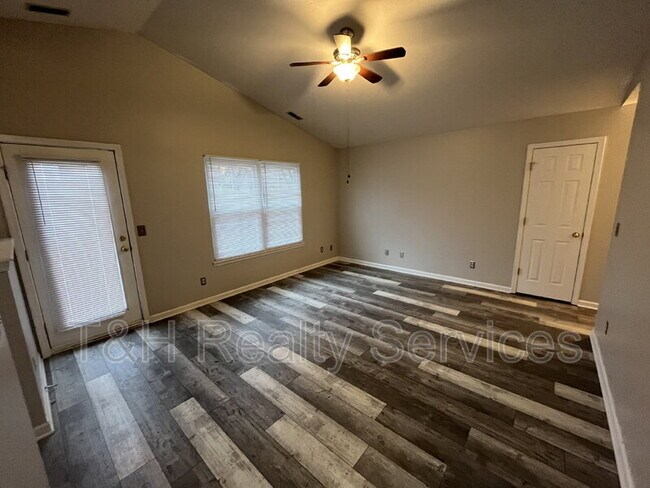 Foto del edificio - 8450 Country Club Blvd