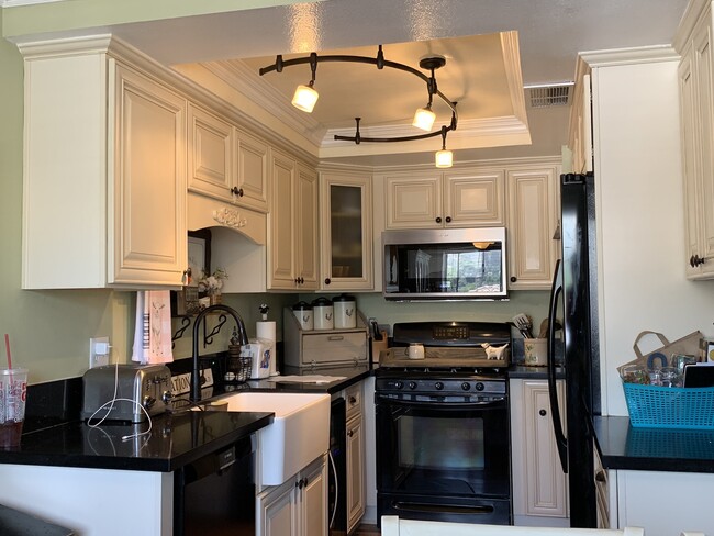 Kitchen - 830 N Dalton Ave