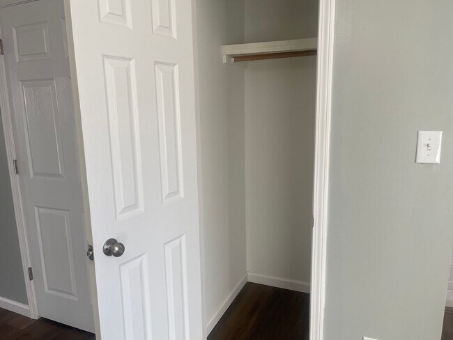 Building Photo - Remodeled All Brick 2 bed 2 bath 1 car gar...