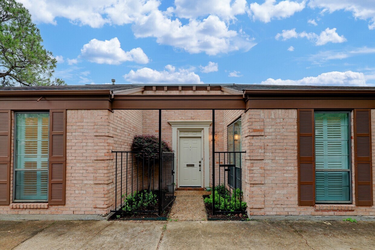 1106 Nantucket Dr, Houston, TX 77057 Room for Rent in Houston, TX