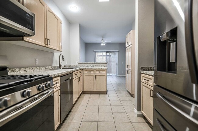 Building Photo - Cute 3 Bedroom and 3 Bath townhouse with a...