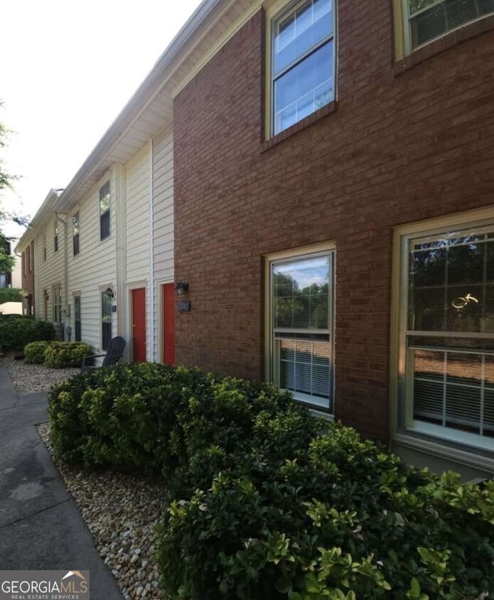 Foto principal - 1040 Old Holcomb Bridge Rd