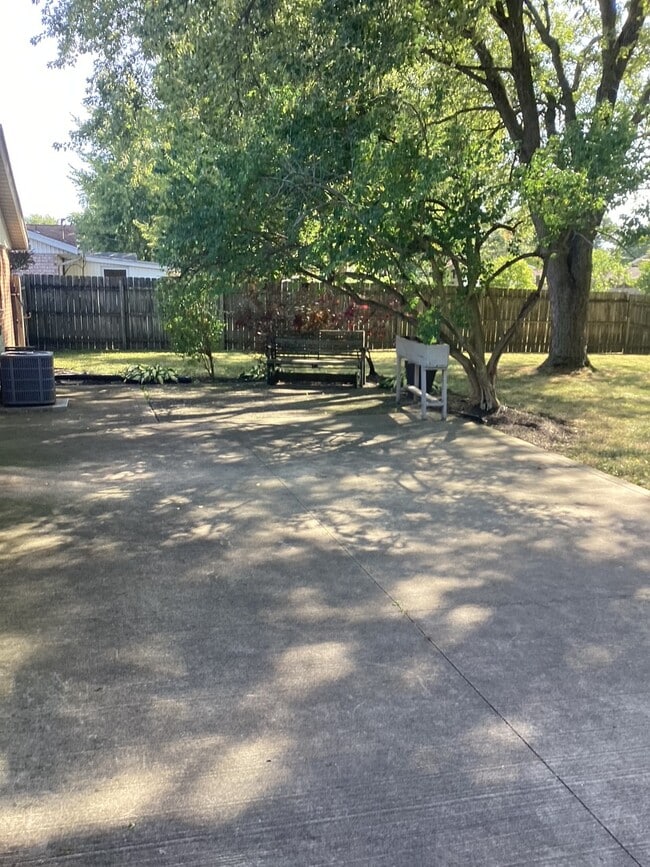 Foto del edificio - 495 Meadow Ln