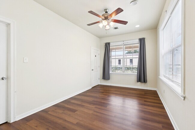 Foto del edificio - 5832 Willow St