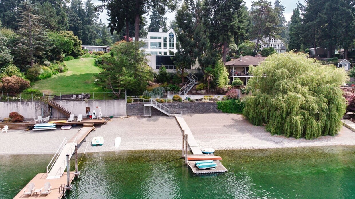 Primary Photo - One of a kind private estate on Gravelly L...