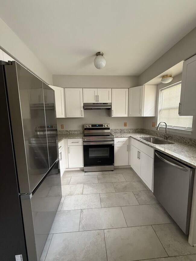 Foto del edificio - Beautifully Updated Brentwood Pointe Townhome