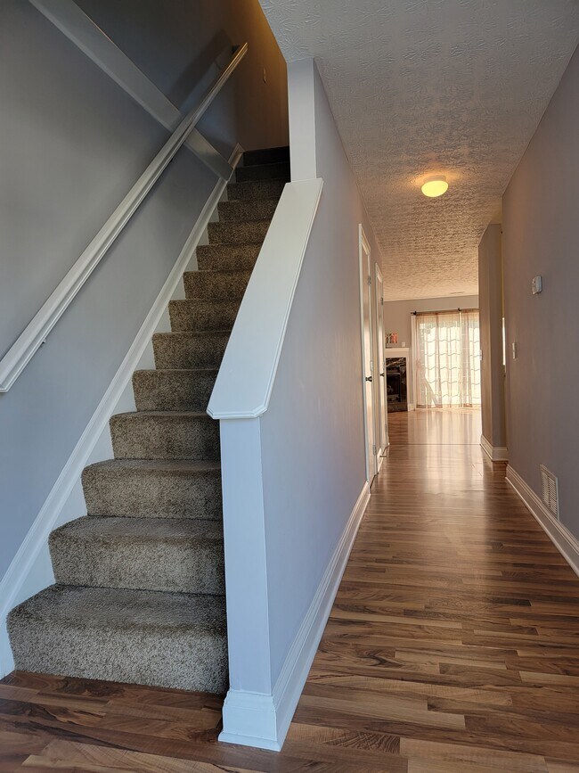 Building Photo - 6683 Lagrange Dr