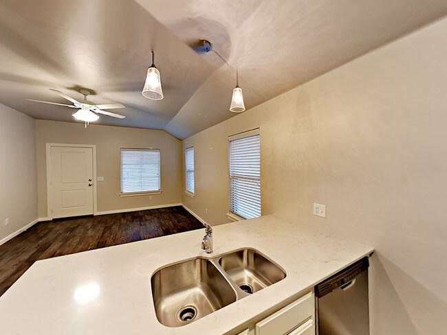 Building Photo - Be the 1st to live in this brand new duplex!