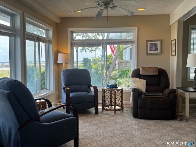 Foto del edificio - 105 Milford Point Rd