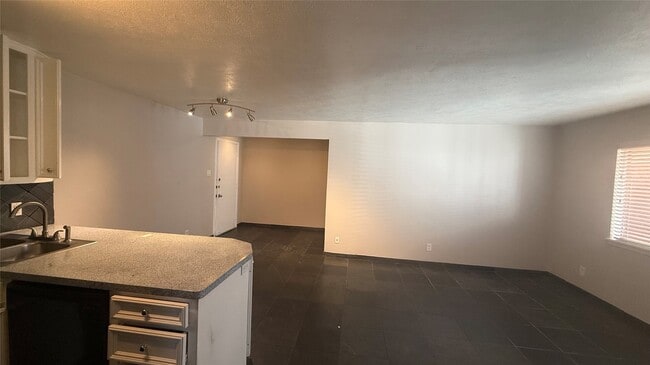 Building Photo - 420 W Alabama St