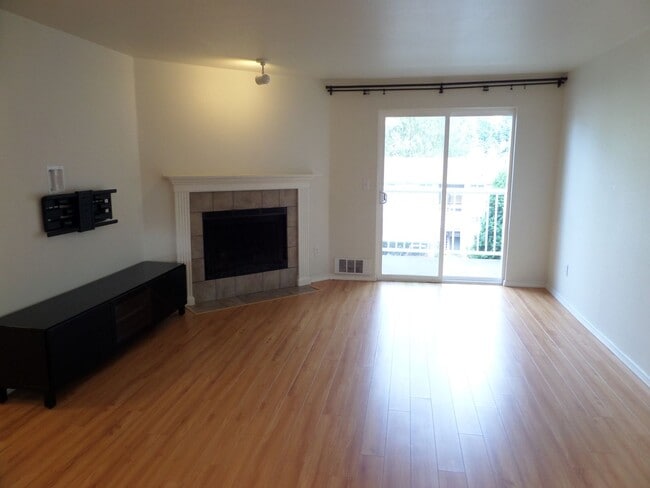 Building Photo - Cute 2-Bedroom Condo in Lovely Lakefront C...