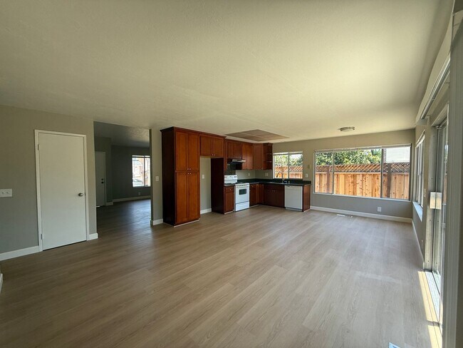 Building Photo - Spacious 3BD 2BA home with large fenced yard