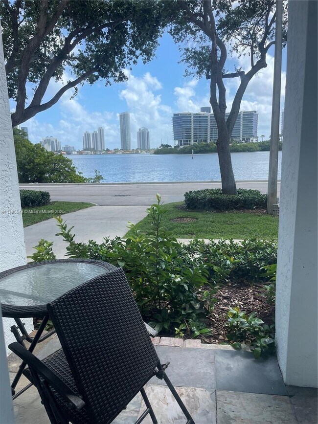 Foto del edificio - 3255 NE 184th St