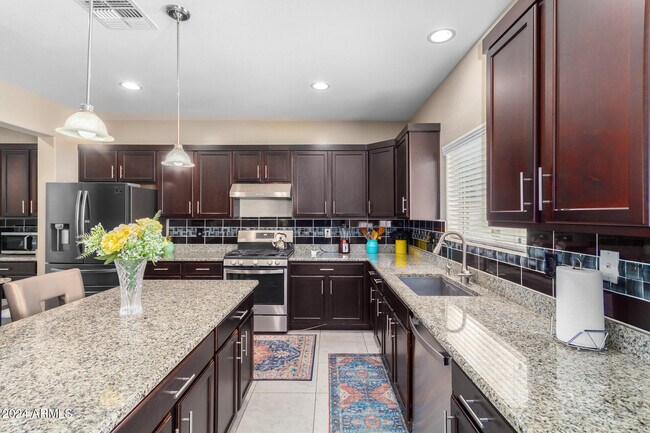 Foto del edificio - 15856 N 76th Ave