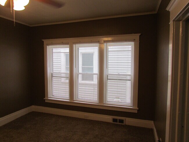 Building Photo - 21 Maywood Plz