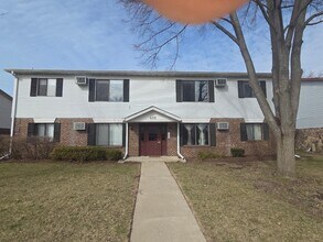 Building Photo - 400 Echo Ln