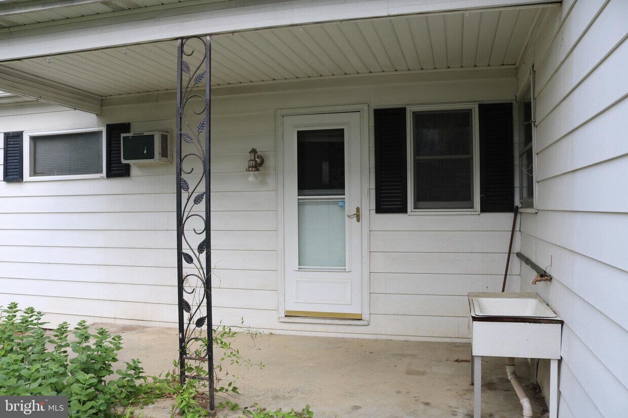 230 W 2nd St, Waynesboro, PA 17268 House for Rent in Waynesboro, PA