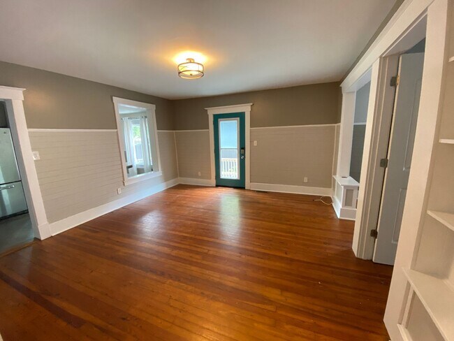 Foto del edificio - Stunning 3 bedroom/2bath Victorian home
