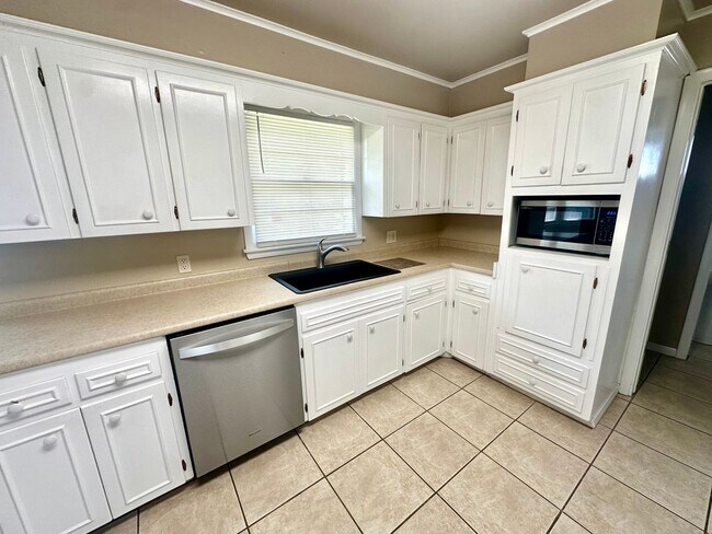 Building Photo - Beautiful move in ready 2 Bed 2.5 Bath 2 C...