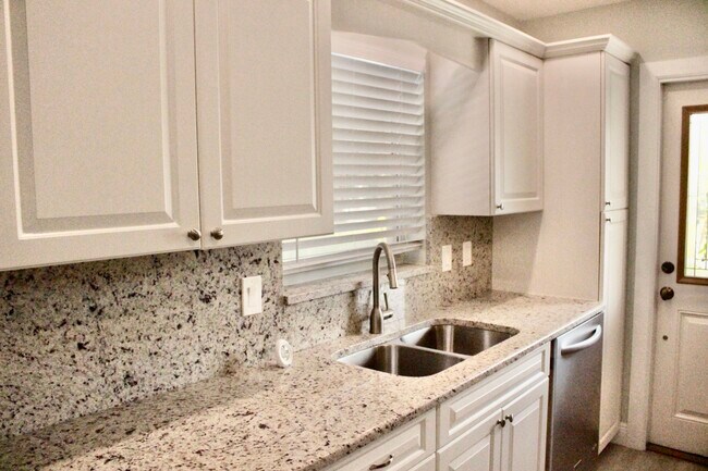 Foto del edificio - 820 Ketch Dr
