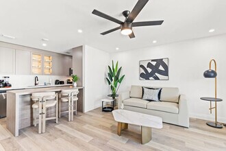 Building Photo - 8115 Thomas Dr