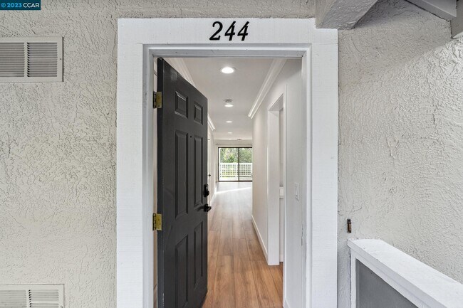 Building Photo - 2683 Oak Rd