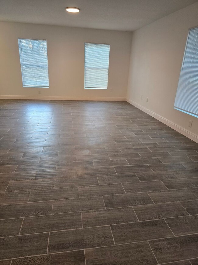 Building Photo - Gorgeous Brand-New 3/2 Townhome in Lakeside!!!!