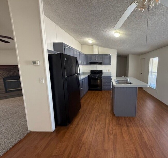 Building Photo - 3 Bedroom 2 Bath home contact Property Pros Property Management