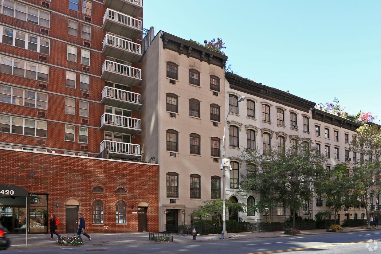 Building Photo - 426 W 23rd St