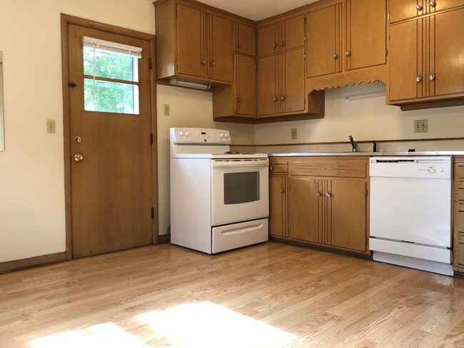 Building Photo - 322 Pawling St
