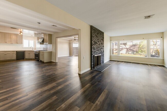Foto del edificio - Beautifully Remodeled 4 Bed / 2 Bath Home in Prime Inglewood — Detached Garage + Spacious Yard