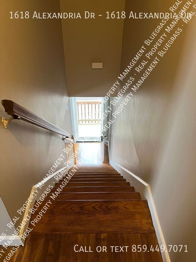 Building Photo - Updated Townhome